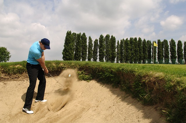 Golfer im Bunker beim Sand-Schlag
