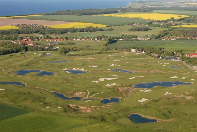 Luftaufnahme des Golfplatzes Wittenbeck an der Ostsee