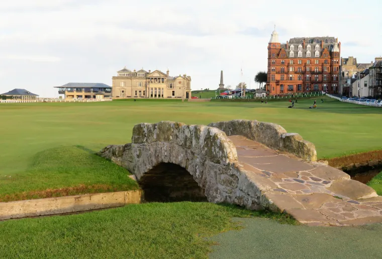 Swilcan Bridge auf dem Old Course in St Andrews, Schottland