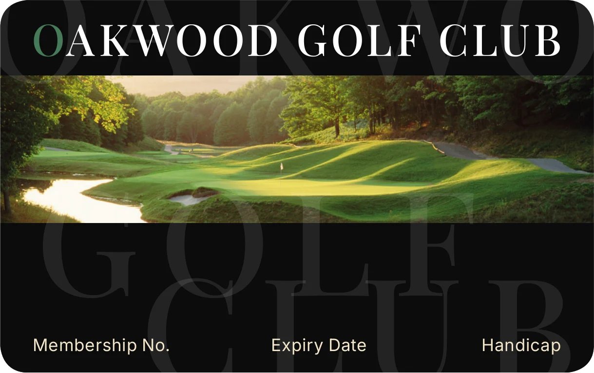 Vorderseite der neuen Oakwood-Mitgliederkarte: schwarze Karte mit der Wortmarke Oakwood Golf Club über einem Golfplatz-Panorama, darunter Mitgliedsnummer, Gültigkeitsdatum und Handicap in Gold